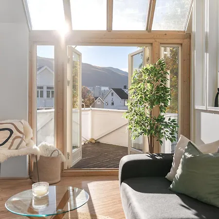 Urban Architectural Retreat - Newly Renovated Apartamento Tromsø