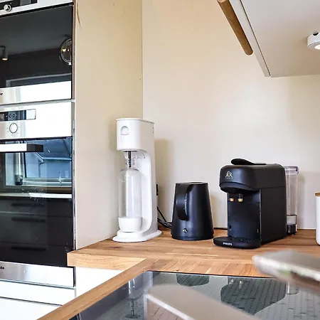 Urban Architectural Retreat - Newly Renovated Apartment *